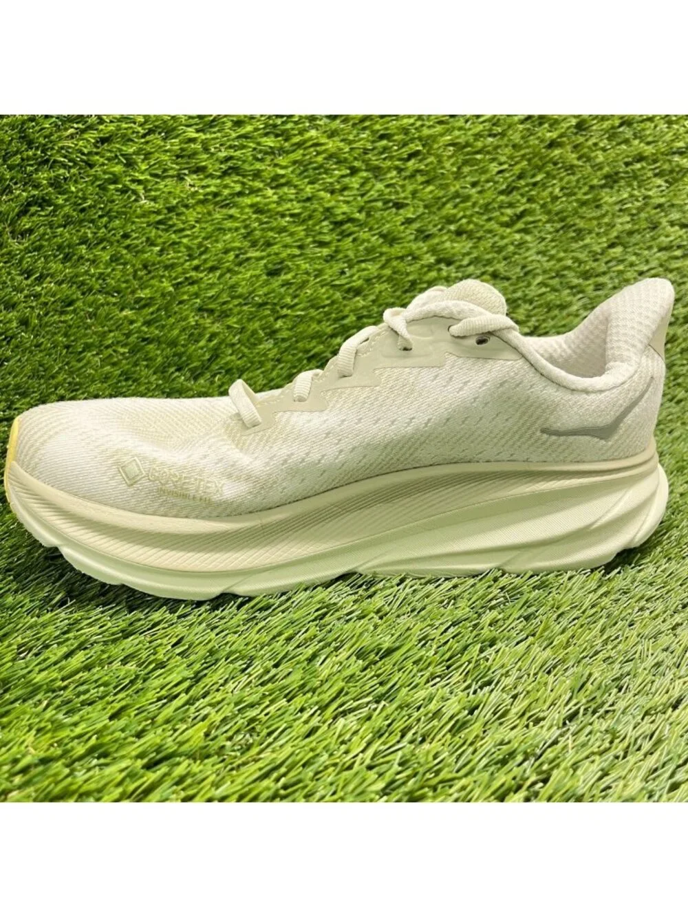 Hoka One One Clifton 9 GTX Mens Size 8 Ivory Athletic Running Shoes Sneakers